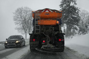 济南暴雪路上汽车变绝望冰壶